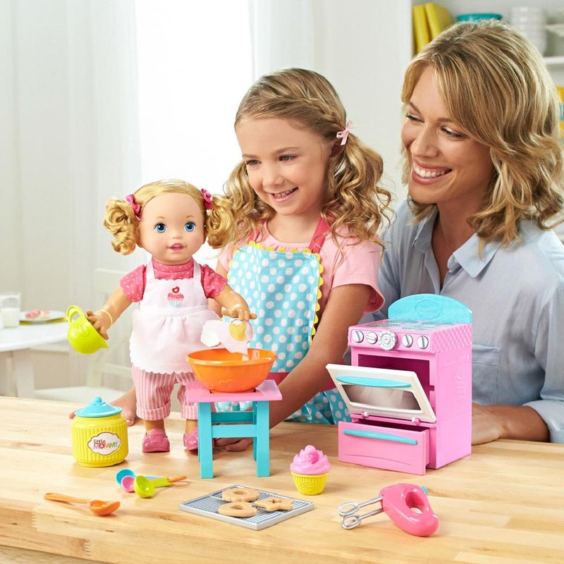 little mommy haciendo galletas